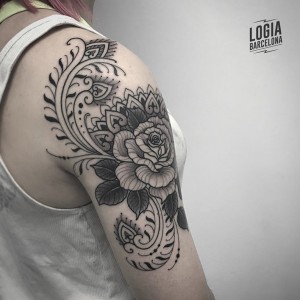 tatuaje_hombro_ornamental_flores_Logia_Barcelona_Willian_Spindola
